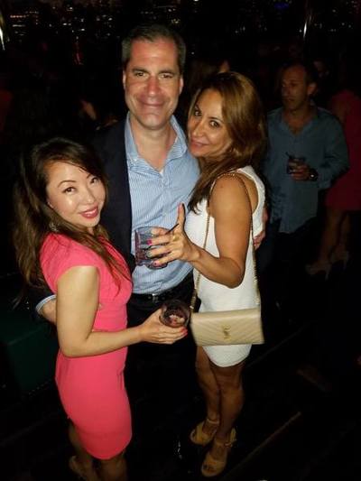 Singles at one of the best parties in Manhattan for young NYC professionals. 